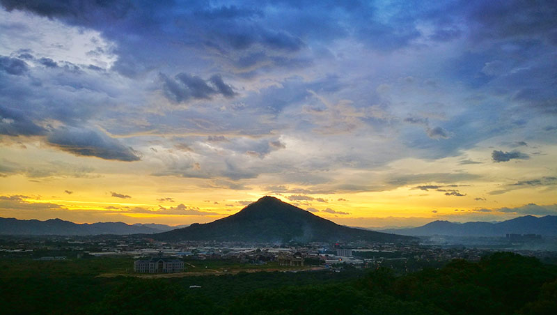 日照金山